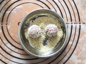 紫薯糯米球分成20克一个，沾上白芝麻