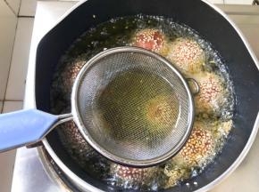 用漏勺向下压，反复按压几次排气，