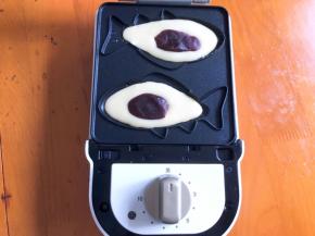 挤入一点面糊，放上豆沙