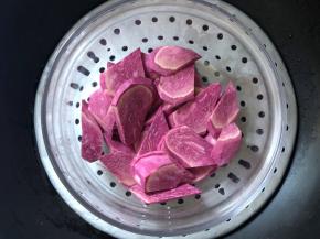 紫薯切成片放入蒸锅中蒸熟蒸软，
