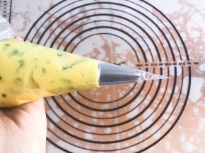 装入裱花袋，我用的8齿裱花嘴