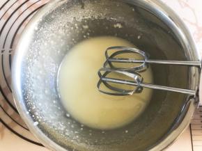 玉米油加入糖粉混合打发均匀