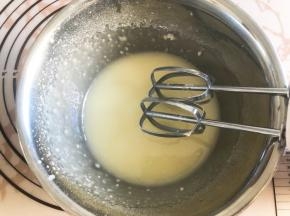 玉米油加入糖粉混合打发均匀