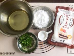 准备好食材，香葱洗干净沥干水份切好，