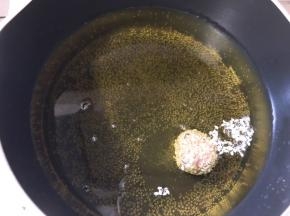 锅中油烧至下面冒小泡，放入紫薯糯米球小火炸，