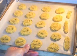 挤入烤盘，放入预热好的烤箱170度中层20分钟