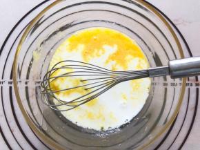 加入纯牛奶搅拌均匀