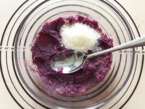 趁热加入细砂糖搅拌均匀