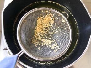 捞出白芝麻，油可以炒菜用