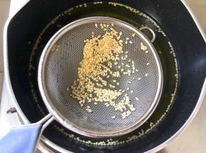 捞出白芝麻，油可以炒菜用