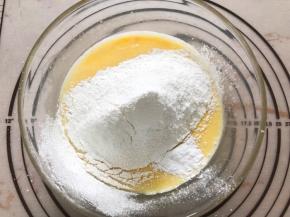 筛入低筋面粉和玉米淀粉，泡打粉