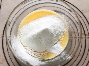 筛入低筋面粉和玉米淀粉，泡打粉