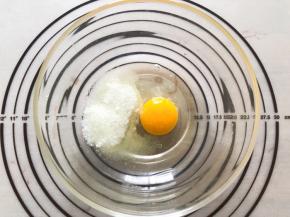 鸡蛋和糖混合搅拌均匀