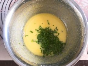 加入香葱打发均匀