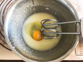 加入一个鸡蛋继续打发（用常温鸡蛋）