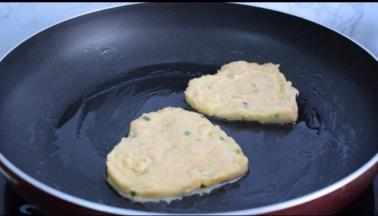 小火煎至定型后取出模具，继续煎至表面金黄色