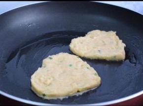 小火煎至定型后取出模具，继续煎至表面金黄色