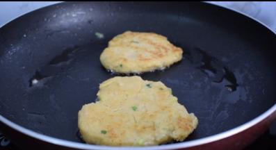 翻面继续煎至表面金黄色即可