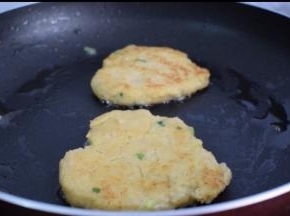 翻面继续煎至表面金黄色即可