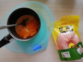 先做咸蛋黄流心酱，生的咸蛋黄隔水蒸熟或用烤箱烤熟，压成粉末状，加入奶粉、糖粉、炼奶和牛奶拌均匀