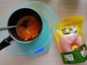 先做咸蛋黄流心酱，生的咸蛋黄隔水蒸熟或用烤箱烤熟，压成粉末状，加入奶粉、糖粉、炼奶和牛奶拌均匀