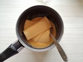 加入黄油和芝士片，隔热水融化成顺滑的流心酱