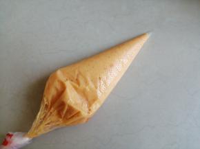 把流心酱装入裱花袋中备用