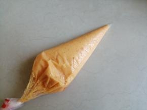 把流心酱装入裱花袋中备用