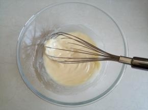 接着做蛋糕体，把玉米油加热到80度左右，倒入面粉中拌匀