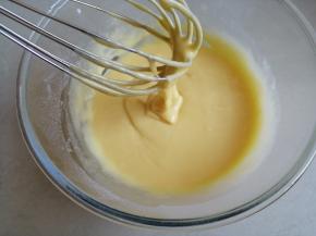 加入牛奶和蛋黄拌匀，成细腻的蛋黄糊