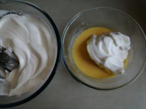 蛋清分三次加入糖，用电动打蛋器打至偏干性发泡的蛋白霜。取1/3打发好的蛋白霜放入到蛋黄糊里，用手抽从底部向上翻拌均匀