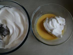 蛋清分三次加入糖，用电动打蛋器打至偏干性发泡的蛋白霜。取1/3打发好的蛋白霜放入到蛋黄糊里，用手抽从底部向上翻拌均匀