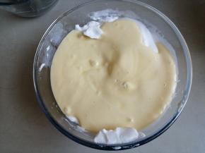 把翻拌好的蛋糕糊倒入剩余的蛋白霜里，用同样手法翻拌均匀