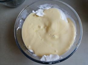 把翻拌好的蛋糕糊倒入剩余的蛋白霜里，用同样手法翻拌均匀