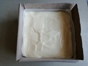 把剩余的蛋糕糊倒入模具里，抹平表面