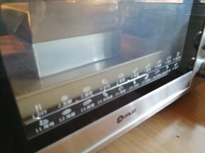 把蛋糕模放在烤盘上，放入已经提前预热到上火140度，下火150度的东菱K40C烤箱最下面一层，再倒热水在烤盘上，烘烤65-70分钟（实际烘烤温度要根据自家烤箱脾气而定），在烘烤到30几分钟的时候，可加盖锡纸，防止表面上色过深