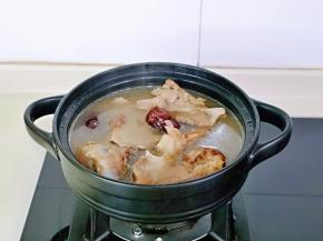 首先熬羊腿汤底，羊腿骨剁开洗净，放入锅中加入纯净水，料酒，大枣，烧开后小火慢熬40分钟，按个人口味加入盐。