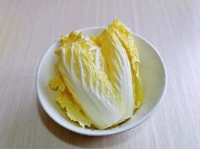 娃娃菜去根，洗干净装盘。