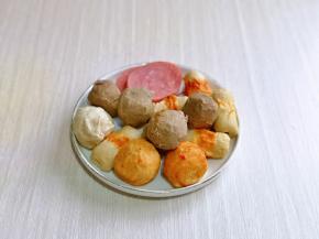 丸子，香肠，其实配菜完全可以按个人喜好来任意搭配。