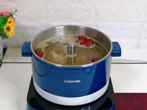 熬好的羊骨头汤，倒入升降火锅中，盖上盖子启动火锅按键烧开。