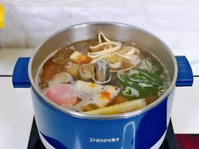 我们开始喽～把比较耐煮的先放入锅中，煮到7-8成熟，再放海鲜。