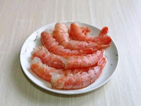 利用这个时间来准备配菜，红虾尾，去除虾线，洗干净。