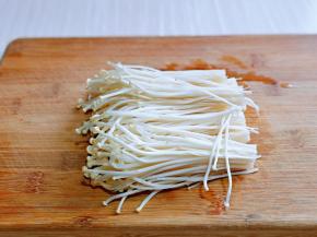 金针菇去根，洗干净。