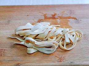 厚百叶，有的地方叫它干豆腐皮，洗干净切条。