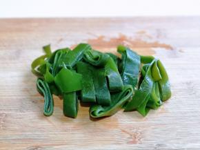 海带洗干净，切条状。