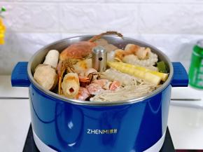 食物全部煮熟啦，铛铛铛，升降火锅彰显功能啦，按下上升键，食物全部升上来啦！不用担心好吃的在锅里，你夹不到它的尴尬啦！朋友看的目瞪口呆，说这火锅太好了，哈哈