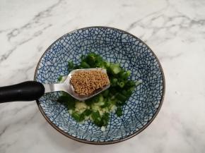 然后放入碗中加入鸡粉