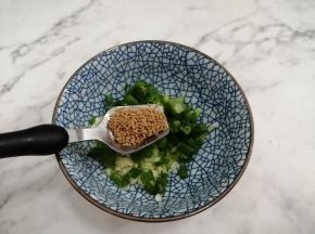 然后放入碗中加入鸡粉