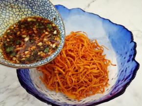 浸泡好的虫草花放入碗加入调好的料汁