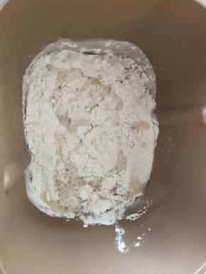 2、除黄油和核桃外全部材料放入面包机揉面。